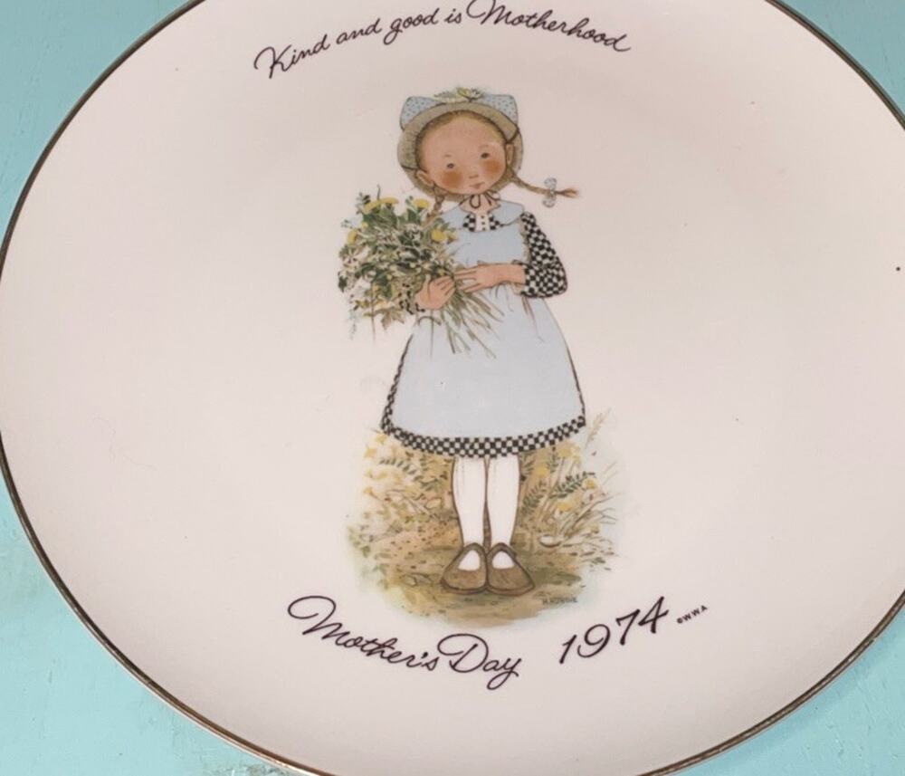 Holly Hobbie Commemorative Mothers Day 1974 Plate Porcelain 10.5" in diameter